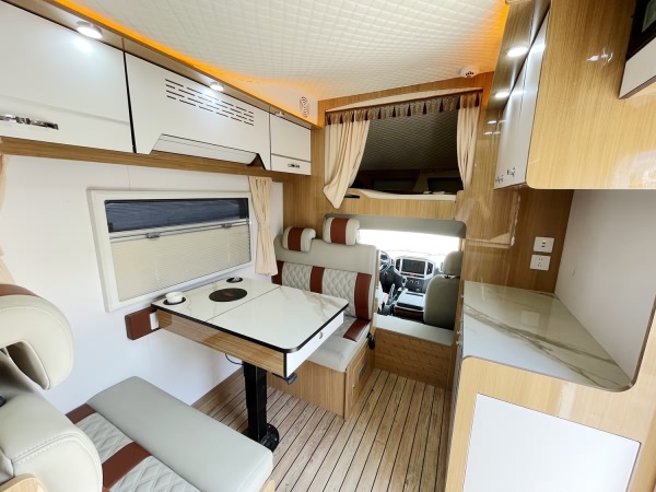 东风途逸自动挡房车内饰