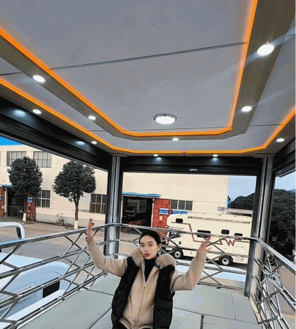 豪沃升顶侧拓展房车