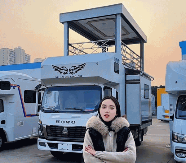今年最具性价比轻卡房车！重汽豪沃统帅侧拓展升降顶房车带你玩