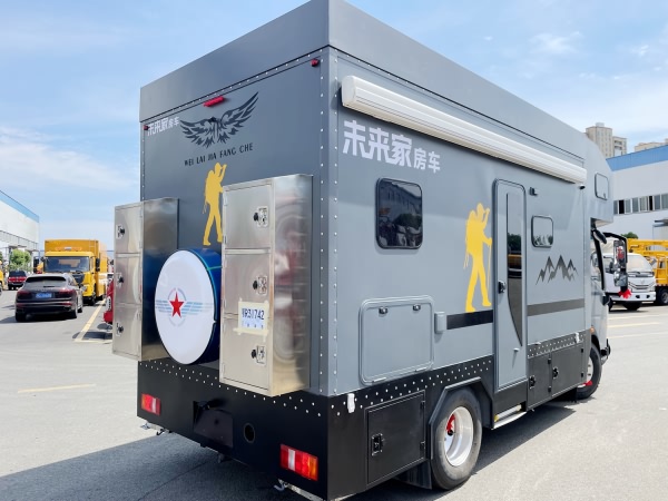 未来家重汽豪沃房车