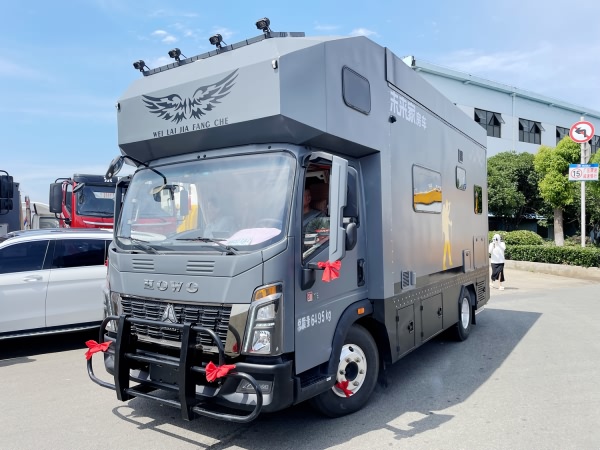 未来家重汽豪沃房车