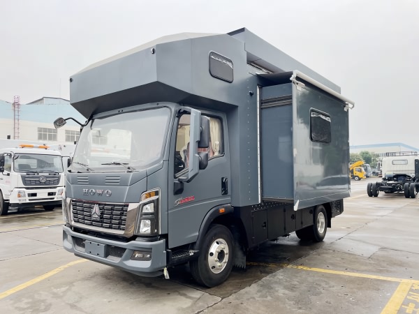 蓝牌C1可驾驶的剧组房车 明星吃饭住宿化妆一站式搞定