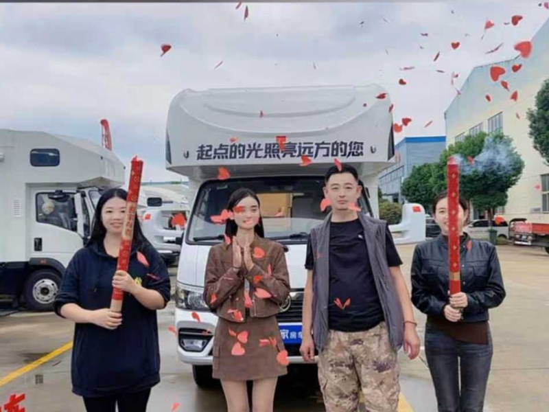 东风途逸自动挡房车交付案例