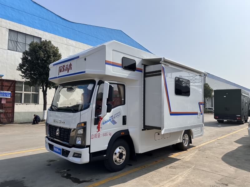 重汽豪沃侧拓展房车 (1).jpg